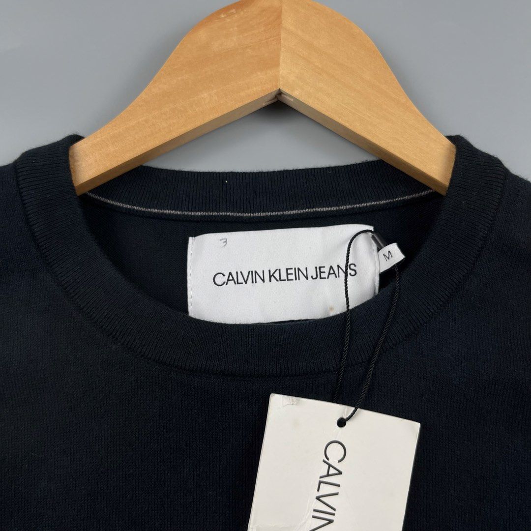 Calvin Klein Crewneck (Category: Activewear) located in Los Banos. Submitted by 4030.archives. (Listing ID 1461487907, Image 3). Description: Calvin Klein Crewneck 1300 Pesos Medium Length : 27 inches Width : 21 inches Brandnew .
