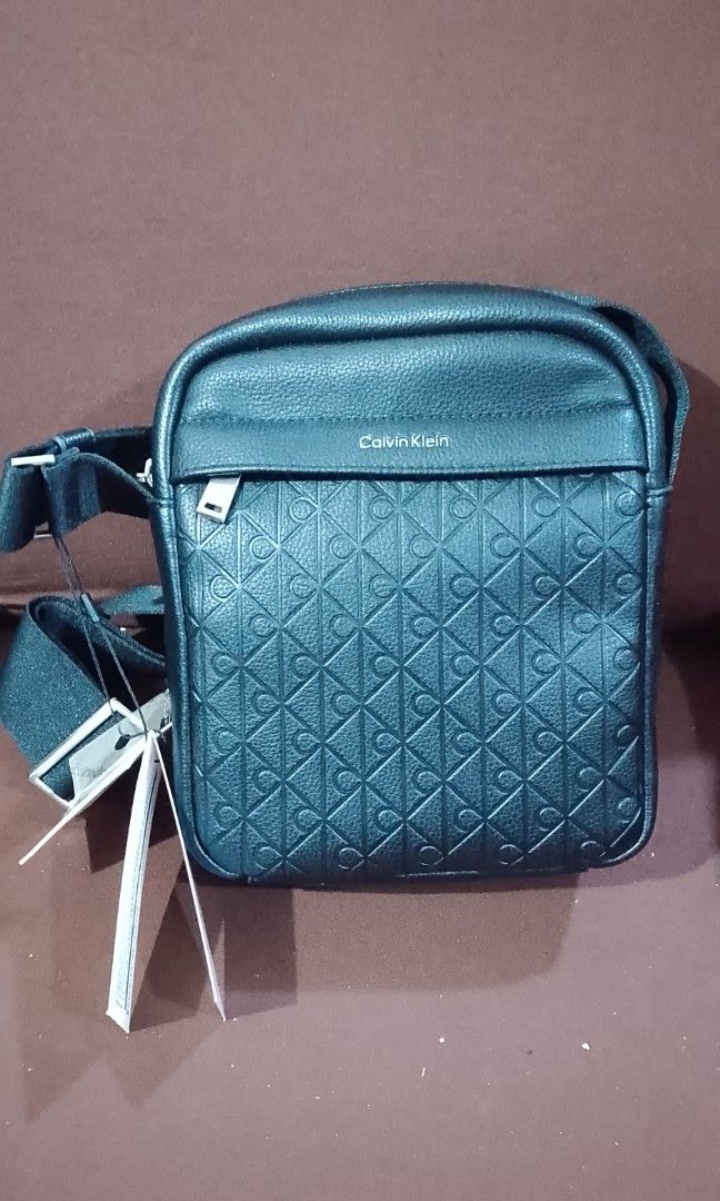 Calvin Klen Sling Bag for Men (Category: Sling Bags) located in Rizal. Submitted by KcDeclutters (Listing ID 1461509519, Image 1). Description: .