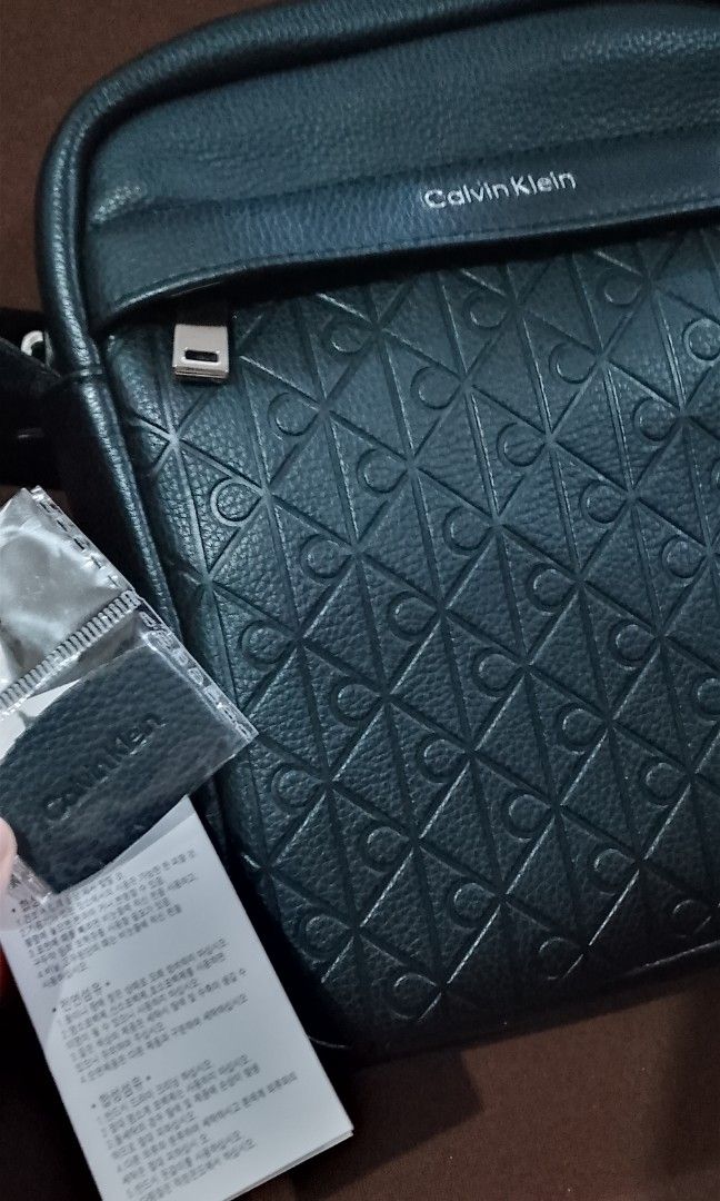 Calvin Klen Sling Bag for Men (Category: Sling Bags) located in Rizal. Submitted by KcDeclutters (Listing ID 1461509519, Image 3). Description: .
