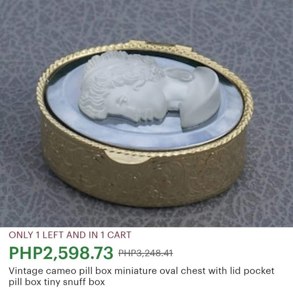 CAMEO ORNATE MINI TRINKET BOX 💛 (Category: Accessory Holder, Box & Organizers) located in Mandaluyong City. Submitted by luxprelovedbagsparadise (Listing ID 1461439769, Image 2). Description: ✨ LIMITED EDITION JAPAN FIND! 🇯🇵✨ CAMEO ORNATE MINI TRINKET BOX 💛 👉 SALE: ₱320 EACH ONLY ❌ Compare vs. ₱2,598+ 📦 20 PIECES AVAILABLE ➕ Plus SF A charming little treasure with a real gold-plated finish and an elegant cameo design. 🇮🇹✨ Made in Italy an