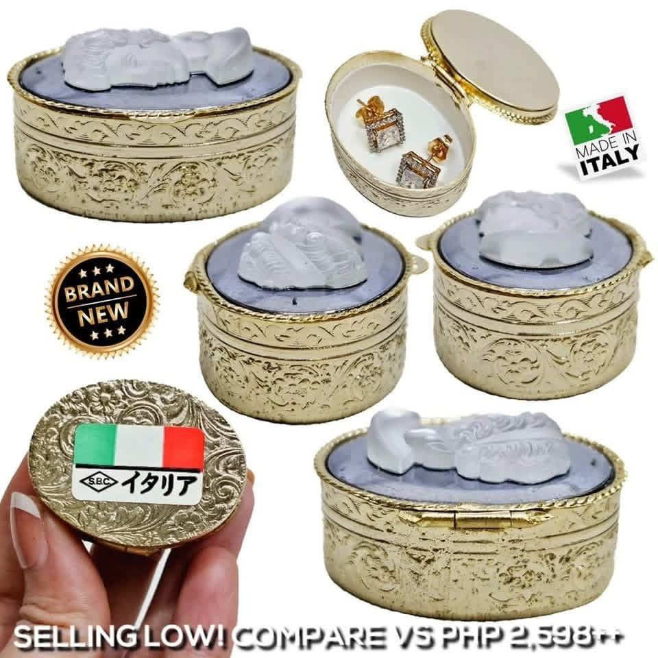 CAMEO ORNATE MINI TRINKET BOX 💛 (Category: Accessory Holder, Box & Organizers) located in Mandaluyong City. Submitted by luxprelovedbagsparadise (Listing ID 1461439769, Image 3). Description: ✨ LIMITED EDITION JAPAN FIND! 🇯🇵✨ CAMEO ORNATE MINI TRINKET BOX 💛 👉 SALE: ₱320 EACH ONLY ❌ Compare vs. ₱2,598+ 📦 20 PIECES AVAILABLE ➕ Plus SF A charming little treasure with a real gold-plated finish and an elegant cameo design. 🇮🇹✨ Made in Italy an
