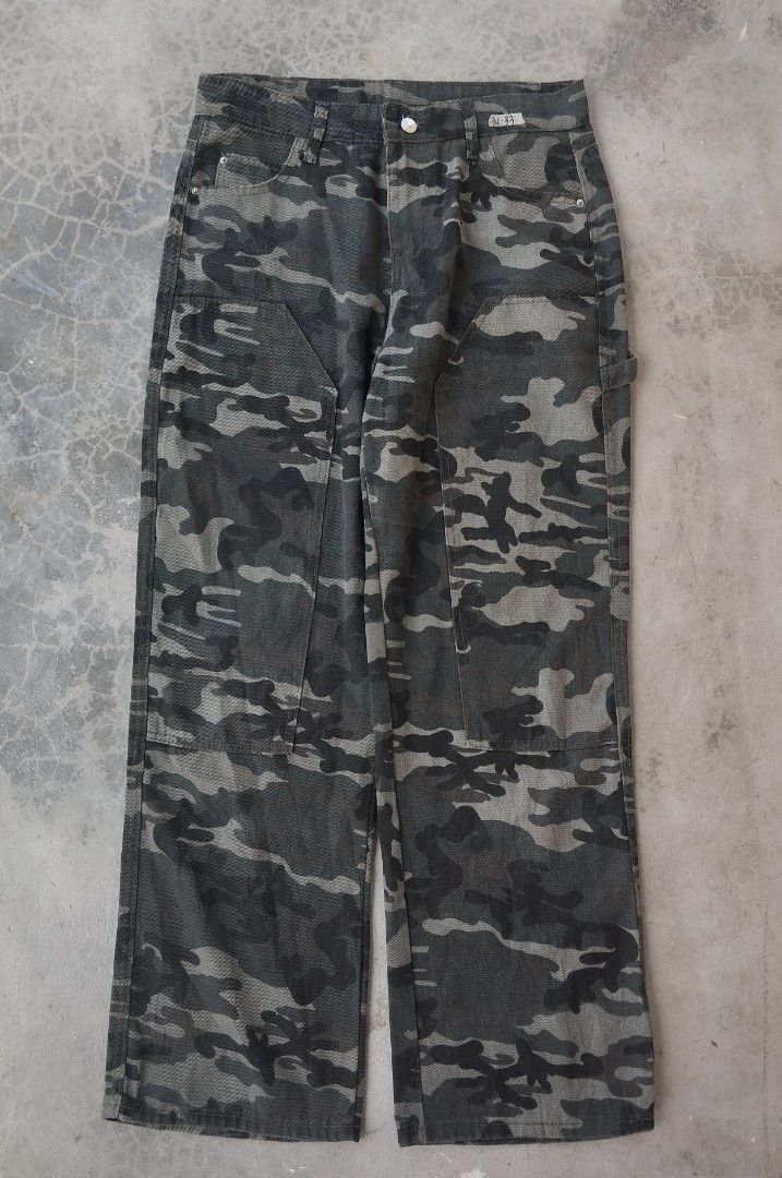 Camo Double knee Pants Size 32-33 (Category: Jeans) located in Mati. Submitted by old_era.ph (Listing ID 1461458935, Image 1). Description: - Cool camouflage cargo pants - Straight leg fit - Waist size: 32-33 inches - Includes a carpenter loop on the side - Front and back pockets for convenience - Ideal for casual everyday wear.