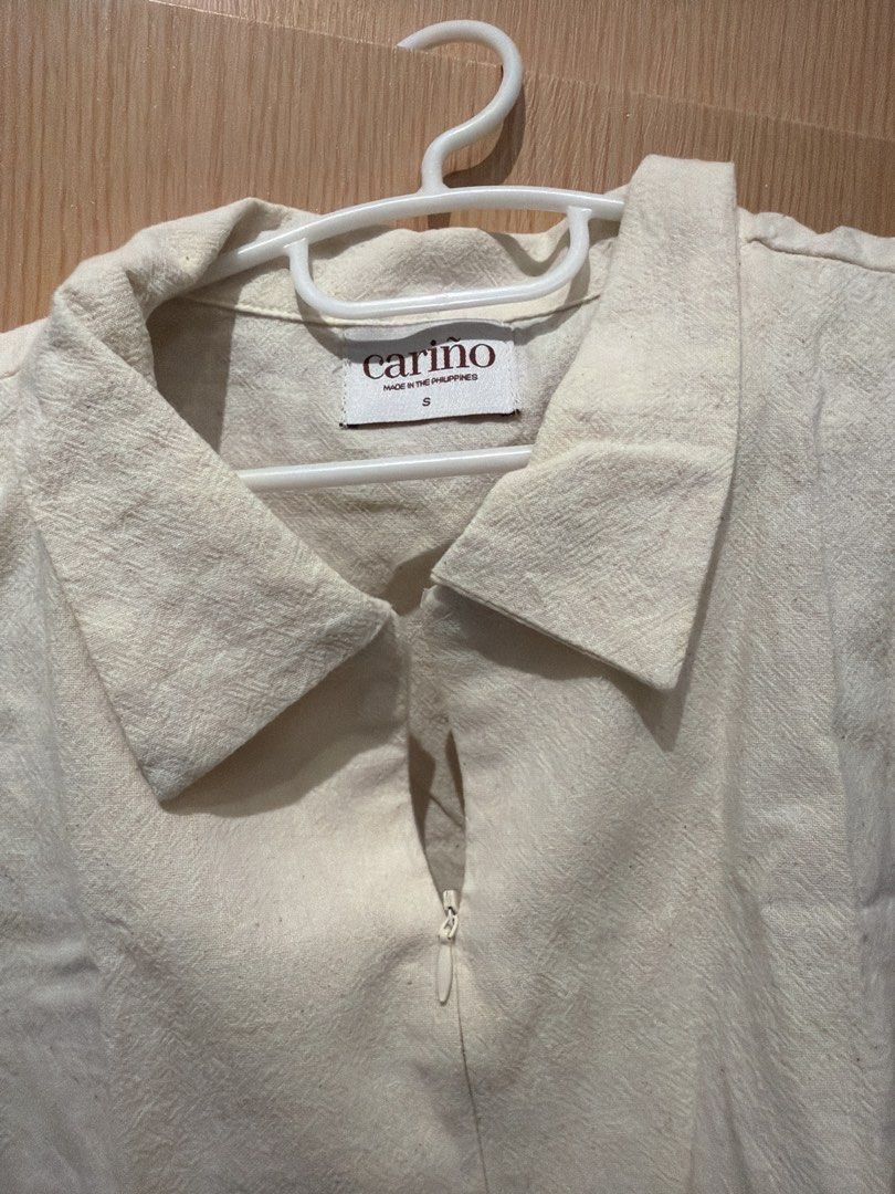 Carino Sleeveless Collared Zip-Up Crop Top (Category: Sleeveless) located in Taguig. Submitted by gabgabie (Listing ID 1461493439, Image 2). Description: - Cream sleeveless crop top - Brand: Carino - Collared neckline with zip-up detail - Estimated size: S - Made in the Philippines - Ideal for casual wear or layering.