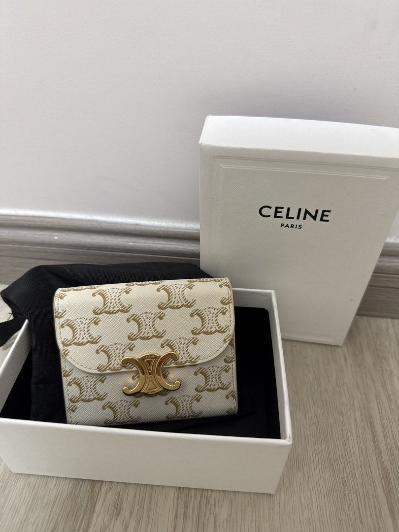 CELINE Triomphe Wallet帆布銀包 （分類：手袋及銀包）位於 Hong Kong。 由 fcguineapg 提交（商品編號 1461421251，圖片 1）。簡介： CELINE Triomphe Wallet帆布銀包 95%new 有盒有塵袋 $2500。