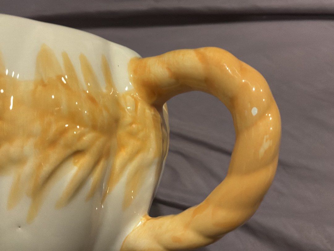 Ceramic Mug Fall Themed (Category: Coffee & Tea Tableware) located in Marikina City. Submitted by glimmr.ph (Listing ID 1461378052, Image 3). Description: With small paint chip.