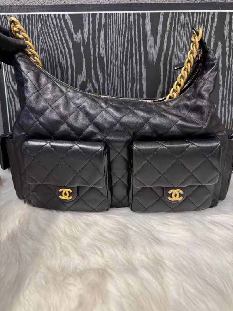 Chanel 25c hobo Large size （分類：手袋及銀包）位於 Hong Kong。 由 jluxhk 提交（商品編號 1461425915，圖片 1）。簡介： 尺寸/ Size:42x36x15cm 配件 / Accessories:Dustbag, box 新舊程度（因人而異） / New：95% 刻或編碼年份/Stamp or Code: / 本店商品編號：260912XY 人手量度有可能存在1-2cm誤差，以實物為準 (非門市現貨) 如確定要需80%訂金，5-6天到貨後到觀塘店交收及付尾款。 (Pre-order Only) 80% deposit required to confirm. Arrives in 5-6 days. Pick up & settle balance at Kwun Tong store. 📦 Worldwide Delivery 💳 Secure Credit Card Payment 觀塘店： 駱駝漆三期11樓U1 Mon -