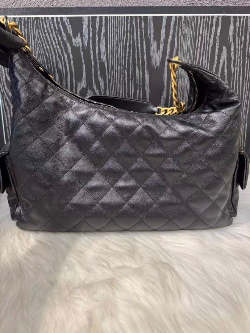 Chanel 25c hobo Large size （分類：手袋及銀包）位於 Hong Kong。 由 jluxhk 提交（商品編號 1461425915，圖片 2）。簡介： 尺寸/ Size:42x36x15cm 配件 / Accessories:Dustbag, box 新舊程度（因人而異） / New：95% 刻或編碼年份/Stamp or Code: / 本店商品編號：260912XY 人手量度有可能存在1-2cm誤差，以實物為準 (非門市現貨) 如確定要需80%訂金，5-6天到貨後到觀塘店交收及付尾款。 (Pre-order Only) 80% deposit required to confirm. Arrives in 5-6 days. Pick up & settle balance at Kwun Tong store. 📦 Worldwide Delivery 💳 Secure Credit Card Payment 觀塘店： 駱駝漆三期11樓U1 Mon -