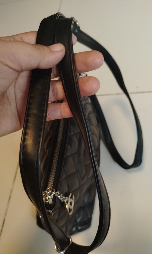 Chanel sling (Category: Luxury Bags & Wallets) located in Manila. Submitted by wildwind_73f77a (Listing ID 1461480076, Image 3). Description: excellent condition medium sling kasya cellphone and long wallet no issue.