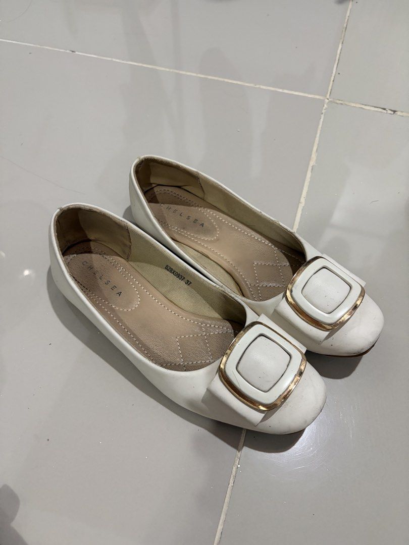 BUNDLE FLAT SHOES FOR ONLY 1k (Category: Flats & Sandals) located in Quezon City. Submitted by daniclutter123 (Listing ID 1461442508, Image 2). Description: BUNDLE FLAT SHOES FOR ONLY 1K - Chelsea and Rock&Rose Brand (aabot ng 1k plus each shoes) - may iba lang na minimal issue sa dalawang shoes (pm for details) - size 7 lahat - lahat may box pa :)) rfs: minsan lang nagamit, nakatambak lang.
