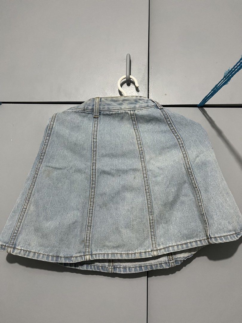 CHERRYTOWN Denim A-Line Skirt (Category: Skirts) located in Manila. Submitted by mae_meyn (Listing ID 1461451443, Image 3). Description: - Light wash denim skirt - Brand: CHERRYTOWN - Style: A-line with panel detailing - Closure: Side zipper - Size: Medium (M) - Ideal for: Casual wear - NEEDS WASH Mode of Payment: Cash 💵 / GCash / Bank coming soon! Meetup: Sta Ana Manila, Robinson Manila, SM Manila, Circuit Makati, Malate Manila (Customers Expen