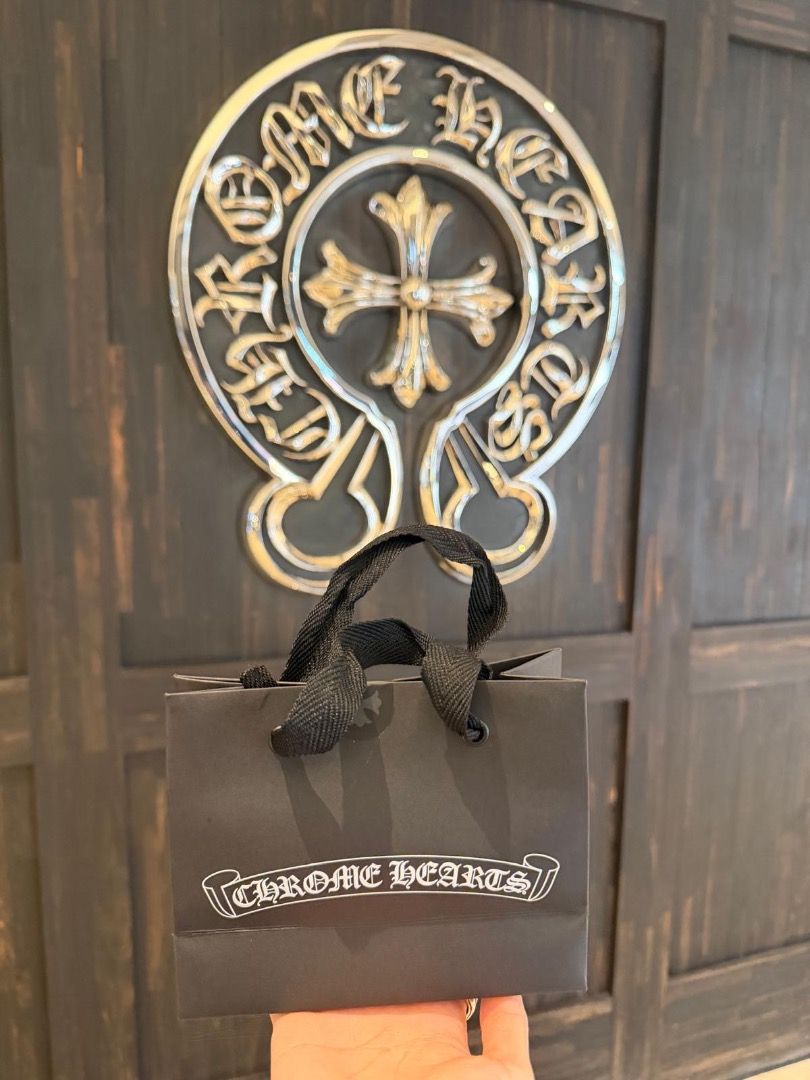 chrome hearts forever ring us5 brand new with reciept （分類：飾物及配件）位於 Hong Kong。 由 kinston82 提交（商品編號 1461487481，圖片 1）。簡介： Chrome hearts forever ring us5全新，半島買，有單有紙袋原價出，可send單。