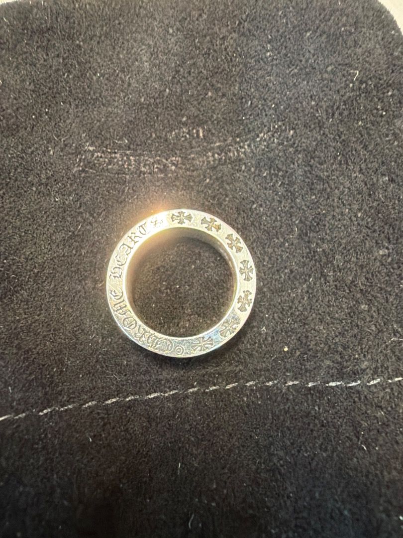 chrome hearts forever ring us5 brand new with reciept （分類：飾物及配件）位於 Hong Kong。 由 kinston82 提交（商品編號 1461487481，圖片 3）。簡介： Chrome hearts forever ring us5全新，半島買，有單有紙袋原價出，可send單。