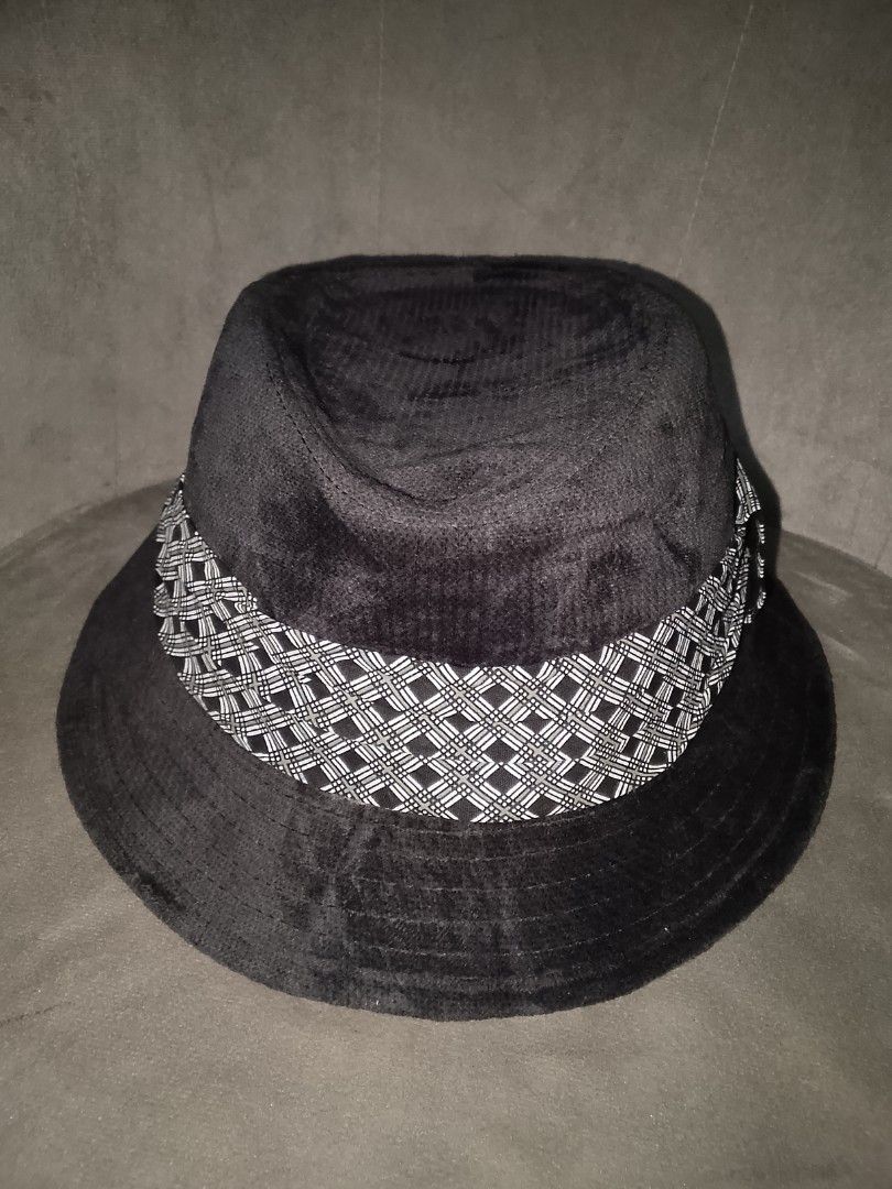 Classic Black Fedora with Geometric Patterned Band L/XL (Category: Caps & Hats) located in Binangonan. Submitted by yuristalin888 (Listing ID 1461382434, Image 2). Description: Elevate your accessory collection with this sophisticated black fedora, crafted from a soft, textured material for a refined look and comfortable feel. It features a striking black-and-white geometric patterned ribbon band that adds a sharp, modern contrast to the classic 