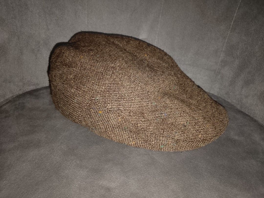 Classic Brown Tweed Flat Cap (Category: Caps & Hats) located in Binangonan. Submitted by yuristalin888 (Listing ID 1461350337, Image 3). Description: Complete your signature look with this timeless brown tweed flat cap, featuring a sleek, low-profile silhouette and a sewn-down brim. Crafted from a textured wool-blend fabric woven with subtle multi-colored flecks, it offers rustic charm, warmth, and refined style. Perfect for crisp autumn days, ou