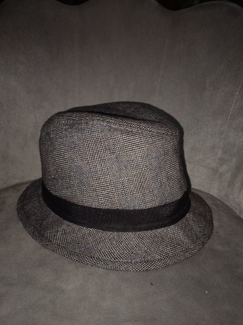 Classic Gray Woven Fedora Hat (Category: Caps & Hats) located in Binangonan. Submitted by yuristalin888 (Listing ID 1461362105, Image 3). Description: Add a sharp, timeless touch to your wardrobe with this classic gray fedora hat. Featuring a textured woven pattern and accented with a sleek black band around the crown, this stylish hat offers an effortless blend of sophistication and casual charm for any occasion..