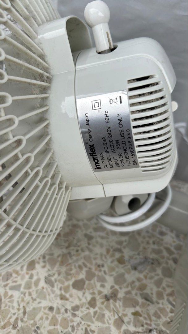 Clip fan 9 inch （分類：風扇）位於 Hong Kong。 由 bilaal_ahmed 提交（商品編號 1461561845，圖片 2）。簡介： Meet up in sheung shui mtr(上水地鐵 ), or central mtr(中環地鐵) on sundays 。