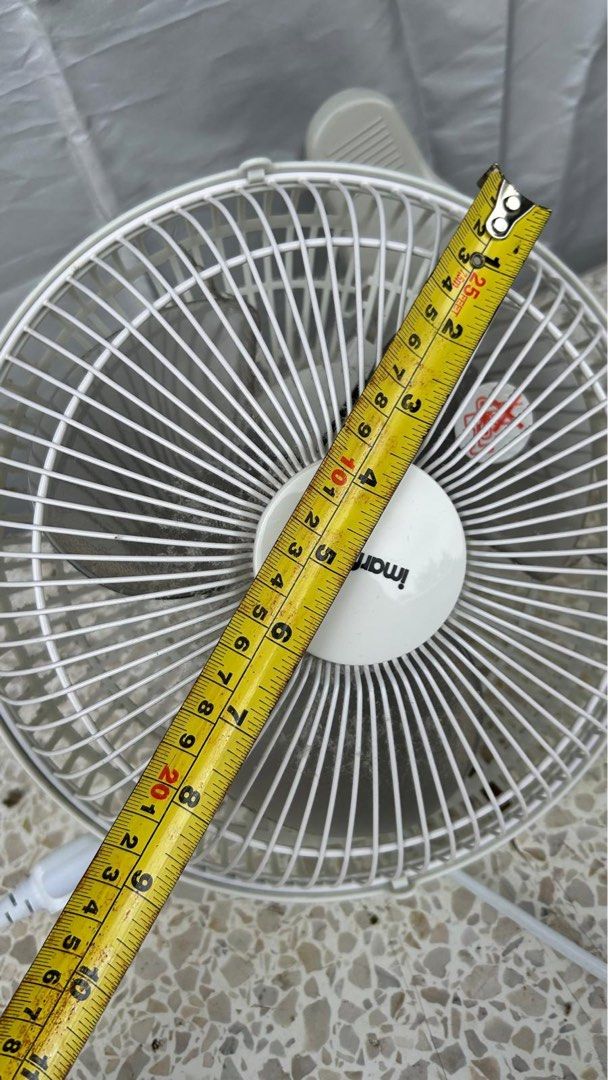 Clip fan 9 inch （分類：風扇）位於 Hong Kong。 由 bilaal_ahmed 提交（商品編號 1461561845，圖片 3）。簡介： Meet up in sheung shui mtr(上水地鐵 ), or central mtr(中環地鐵) on sundays 。