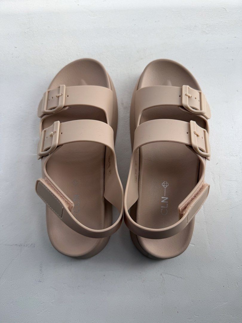 CLN Beige Platform Sandals (Category: Flats & Sandals) located in Pasig City. Submitted by yoroshikuonegaishimasu (Listing ID 1461446577, Image 3). Description: Beige CLN slides Adjustable double straps Size: 41 EUR / 8 UK / 10 USA Issue: Need idikit yung mga straps, natanggal na yung dikit Payment via GCash or Paymaya No Meet-up/COD/COP No return, exchange or refund Delivery: Grab or Lalamove J&T (during weekend only) Location: Pasig.