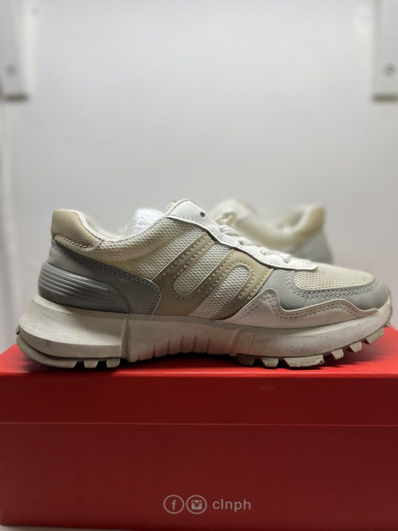 CLN SNEAKERS (Category: Sneakers) located in Quezon City. Submitted by shopofjia (Listing ID 1461404081, Image 3). Description: CLN SNEAKERS Size: 38 on tag Well used. Same day delivery MOP: Gcash, Maribank, BDO, Unionbank Loc: Quezon City DM for inquiry..