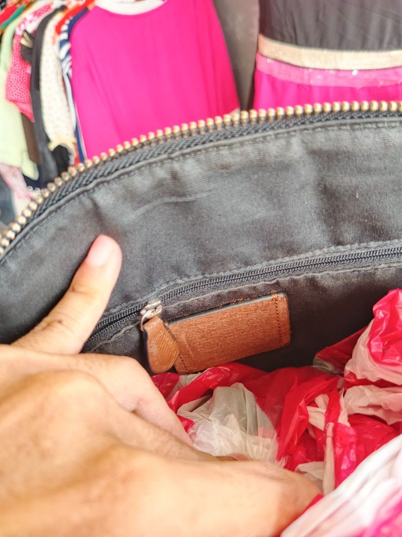 Coach Bag (Category: Luxury Bags & Wallets) located in Tayabas. Submitted by sickfinds (Listing ID 1461485327, Image 3). Description: This is a Coach Sierra Satchel featuring a black leather body with a colorful bird print. In Very Good Condition Mini dents sa handle (unoticeble).