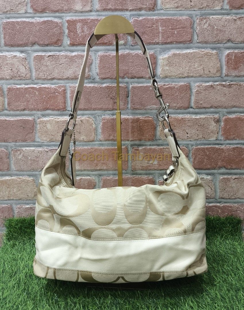 Coach Cream Hobo (Category: Luxury Bags & Wallets) located in Cebu City. Submitted by summerfae (Listing ID 1461337567, Image 2). Description: Vintage but still like new condition. No issues Only signs of used from minimal to nothing. Not visible..