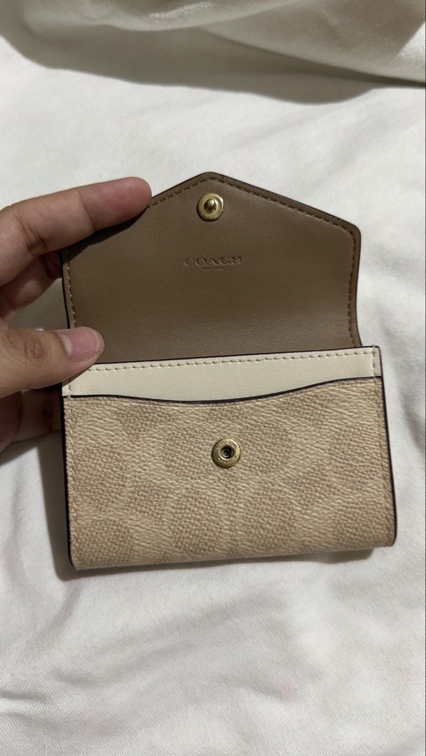COACH FLAP CARD CASE (Category: Wallets & Card holders) located in Manila. Submitted by kennyyyyyyyyyy (Listing ID 1461521577, Image 3). Description: coach card case flap in SAND CHALK -9.5/10 condition less than 5 times lang nagamit -bought from IG seller for 5k -no issue good as new SELLING FOT 3,500.