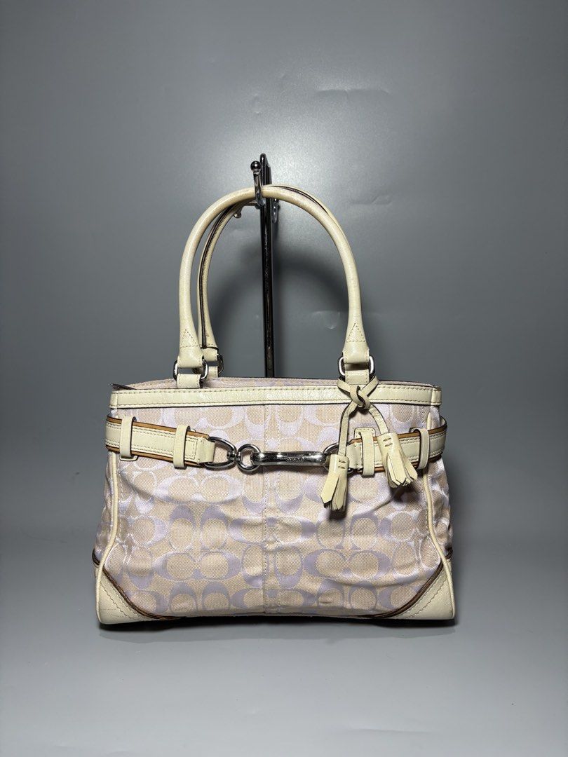 COACH HAMPTON RARE (Category: Shoulder Bags) located in Manila. Submitted by cocorua.bags (Listing ID 1461412978, Image 1). Description: ˚₊‧꒰ა ♡ CCH HAMPTON RARE VINTAGE ♡ ໒꒱ ‧₊˚ 💰 ₱3.6k — AVAILABLE Small Size PRELOVED 📩 Message us for details & inquiries. ୨ৎ CONDITION DETAILS • Needs cleaning, Handles are worn out, Needs Stuffing, Front bottom leather lining, & some leather have visible signs of use up close (PLEASE CHECK ALL THE DETAILS OF TH