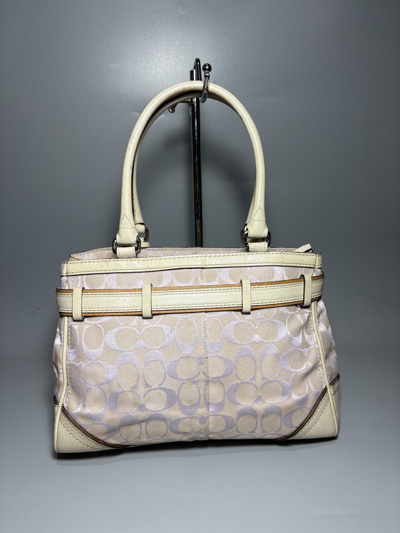 COACH HAMPTON RARE (Category: Shoulder Bags) located in Manila. Submitted by cocorua.bags (Listing ID 1461412978, Image 2). Description: ˚₊‧꒰ა ♡ CCH HAMPTON RARE VINTAGE ♡ ໒꒱ ‧₊˚ 💰 ₱3.6k — AVAILABLE Small Size PRELOVED 📩 Message us for details & inquiries. ୨ৎ CONDITION DETAILS • Needs cleaning, Handles are worn out, Needs Stuffing, Front bottom leather lining, & some leather have visible signs of use up close (PLEASE CHECK ALL THE DETAILS OF TH