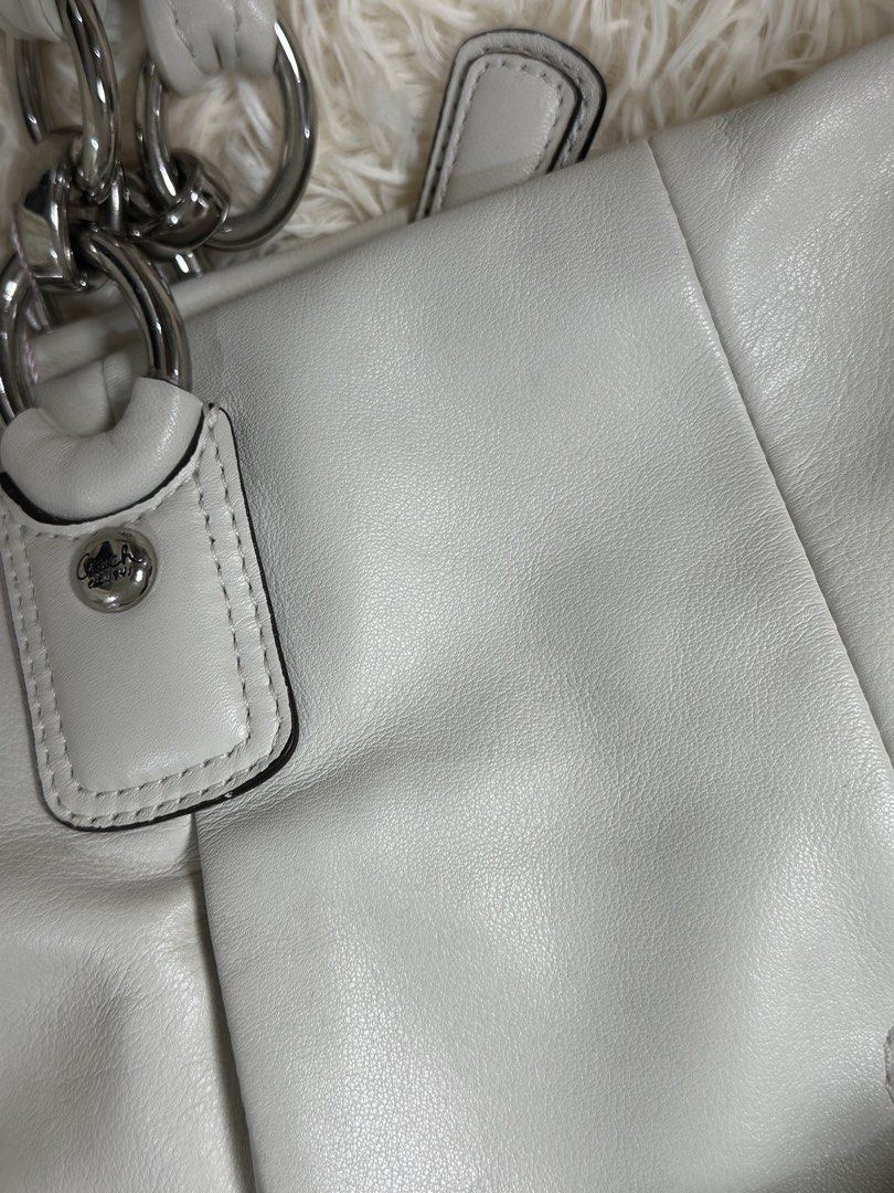 Coach kristin leather hobo shoulder bag (Category: Luxury Bags & Wallets) located in Quezon City. Submitted by riavero (Listing ID 1461387933, Image 3). Description: Ganda pa to, parang bago Signs of use: — Minimal dirt lang since white — sa puller na rubber lining may kurot pero not obvious — may minimal sa harap color transfer pero hindi ko na mahanap haha Offer lang kayo pero wag naman sobrang OA mga ante.