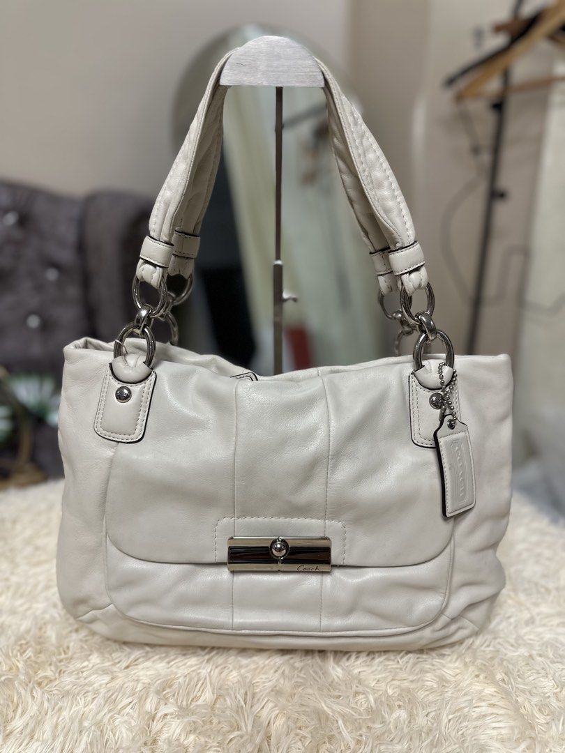 Coach kristin leather hobo shoulder bag (Category: Luxury Bags & Wallets) located in Quezon City. Submitted by riavero (Listing ID 1461387933, Image 1). Description: Ganda pa to, parang bago Signs of use: — Minimal dirt lang since white — sa puller na rubber lining may kurot pero not obvious — may minimal sa harap color transfer pero hindi ko na mahanap haha Offer lang kayo pero wag naman sobrang OA mga ante.