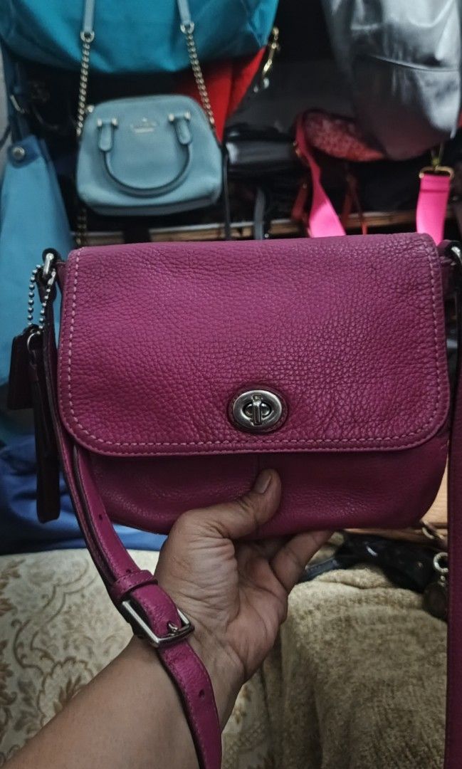 Coach Park (Category: Luxury Bags & Wallets) located in Urdaneta. Submitted by bernalyn25 (Listing ID 1461476501, Image 2). Description: -Vintage Coach Park crossbody bag -Pebbled leather - Has rubs on front both corners - Still pretty in actual.