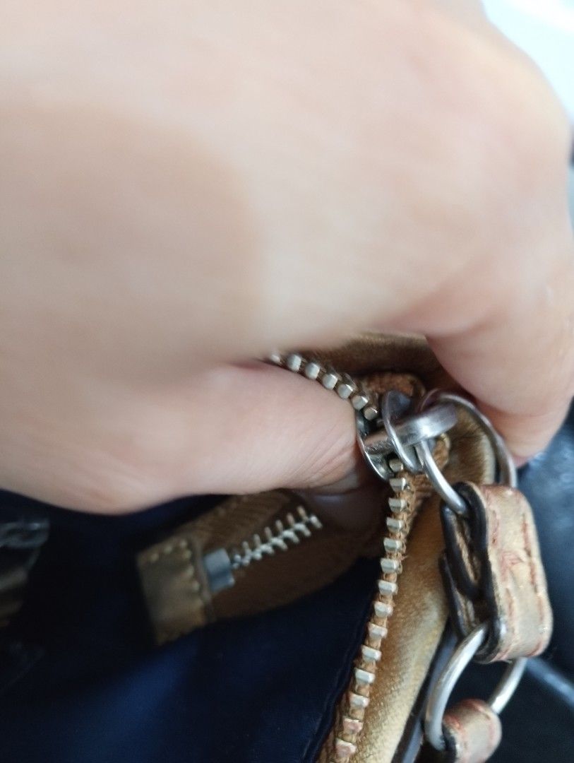 Coach patchwork (Category: Shoulder Bags) located in Roxas City. Submitted by leeeryue (Listing ID 1461379829, Image 3). Description: coach patchwork has minimal rubs sa corners, needs clean or wash.