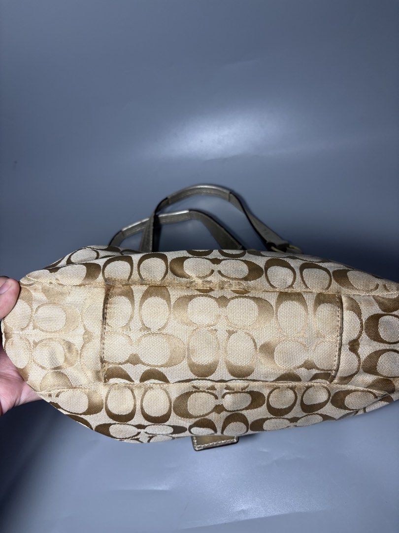 coach soho lynn (Category: Shoulder Bags) located in Manila. Submitted by cocorua.bags (Listing ID 1461414365, Image 3). Description: ˚₊‧꒰ა ♡ CCH SOHO LYNN ♡ ໒꒱ ‧₊˚ 💰 ₱4.3k — AVAILABLE Small Size PRELOVED 📩 Message us for details & inquiries. ୨ৎ CONDITION DETAILS • Needs cleaning on the interior and exterior, have some washabe stain on the corners, signs of usage on the leather lining but not visible in person (PLEASE CHECK ALL THE DETAILS OF T