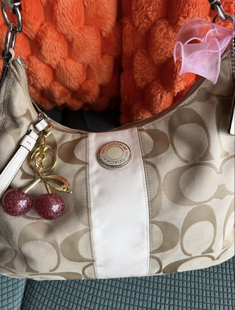 COACH VINTAGE BAG (Category: Shoulder Bags) located in Makati City. Submitted by sophiajoyb (Listing ID 1461435516, Image 2). Description: vintage bag originally bought from this store in IG: vintage.bagel_yass (you can check their page) ✅ decluterring ✅RFS: hindi masyado nagagamit ✅ negotiable for sure buyer ✅ location: near MRT magallanes.