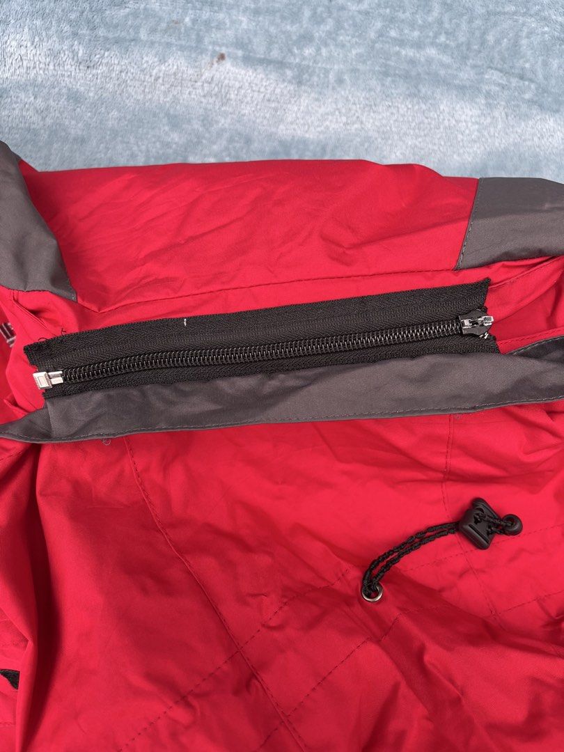 Columbia Gore Tex (Category: Coats, Jackets and Outerwear) located in San Jose. Submitted by keinzthriftt (Listing ID 1461470391, Image 3). Description: Columbia Gore-Tex (Detachable hood) Dimes:25x29 Color Rate:9.5/10.