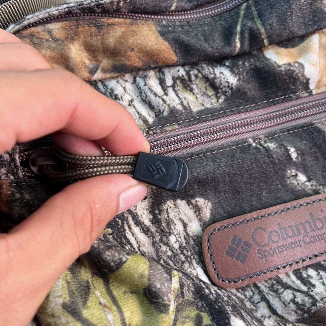 Columbia real tree waist bag (Category: Belt bags, Clutches and Pouches) located in Manila. Submitted by royaldripmanila (Listing ID 1461443810, Image 2). Description: No issue W11 L9.