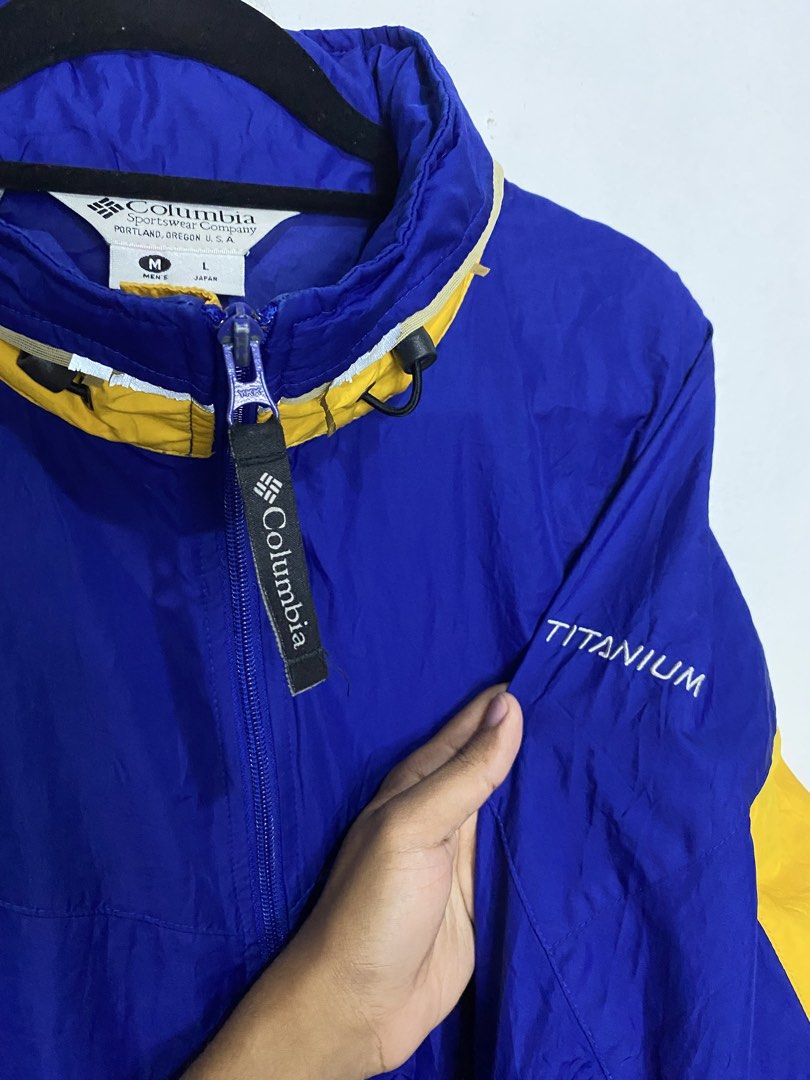 Columbia Two Tone Packable Windbreaker (Category: Coats, Jackets and Outerwear) located in San Pedro. Submitted by kristofesp08227 (Listing ID 1461518587, Image 3). Description: Columbia Two Tone Packable Windbreaker Sz Medium on tag 24 x 27 8/10 condition 8/10 color rate PM FOR MORE DETAILS .