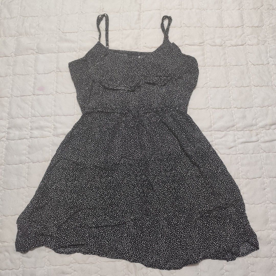 Cotton On Black Dotted Flowy Dress (Category: Dresses) located in Bacolod City. Submitted by dearicawho.56 (Listing ID 1461474032, Image 1). Description: - Cute black mini dress with white polka dots - Adjustable spaghetti straps - Ruffled detail on the bodice - Elasticated waist for a comfortable fit - Made from 100% viscose - Ideal for casual outings or beach days 🧾Mode of payment: 💙Gcash 💚GoTyme 🖤Maya 📍 Bacolod City. Negros Occidental .