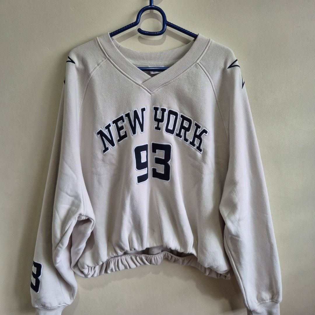 Cotton On Long sleevers boxy pullover L (Category: Longsleeves) located in Makati City. Submitted by nkris07 (Listing ID 1461386582, Image 1). Description: Cotton On washed but never been worn L size garterized hem .