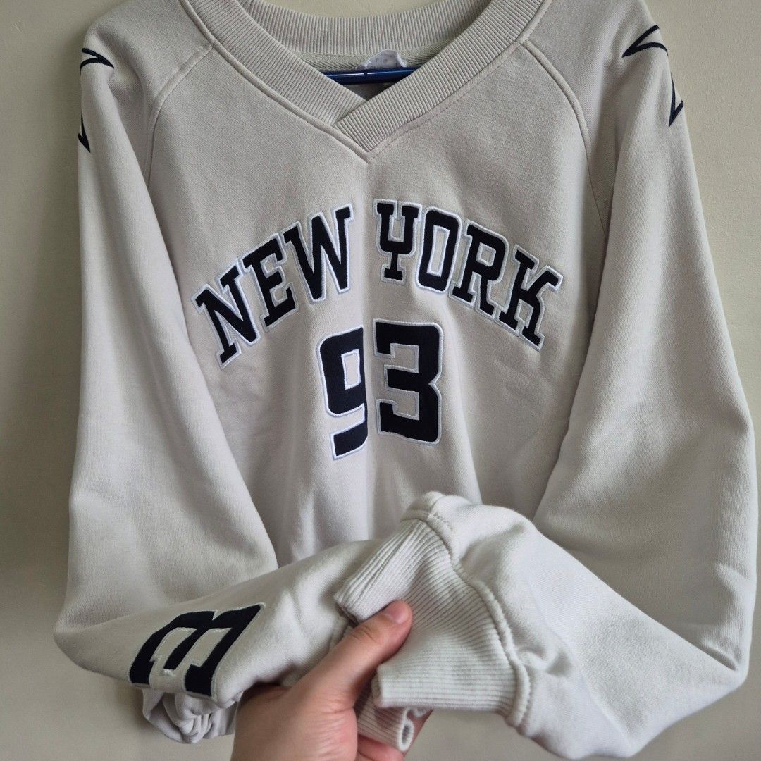 Cotton On Long sleevers boxy pullover L (Category: Longsleeves) located in Makati City. Submitted by nkris07 (Listing ID 1461386582, Image 2). Description: Cotton On washed but never been worn L size garterized hem .