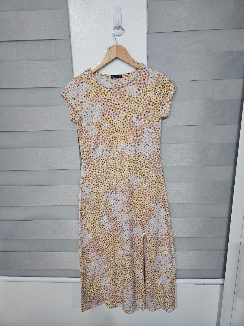 Cotton On Maxi Dress with Slit (Category: Dresses) located in Manaoag. Submitted by dressupdear (Listing ID 1461401276, Image 1). Description: XS on tag but fits S-M also. Floral.