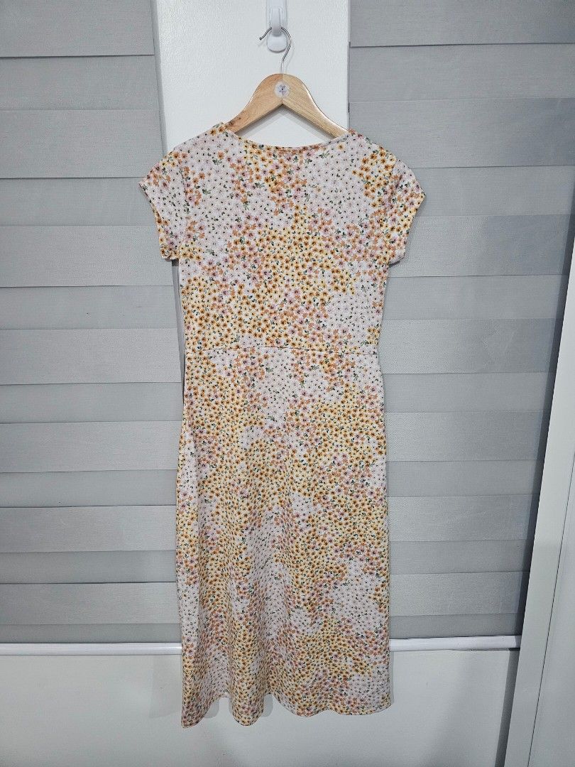 Cotton On Maxi Dress with Slit (Category: Dresses) located in Manaoag. Submitted by dressupdear (Listing ID 1461401276, Image 3). Description: XS on tag but fits S-M also. Floral.