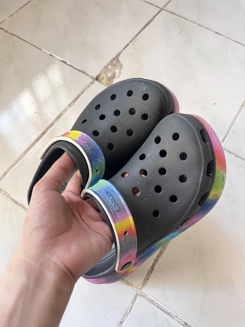 Crocs Classic Crush Spray Dye Clog (Category: Sandals) located in Caloocan City. Submitted by raaaaamu (Listing ID 1461334466, Image 2). Description: 👀 Who’s looking for a pair of Crocs that gives your outfit an instant upgrade? Elevate your everyday fit with these statement-making kicks! Featuring a bold chunky silhouette and a vibrant spray-dye platform, these clogs effortlessly combine height, comfort, and unique streetwear style. Would you r