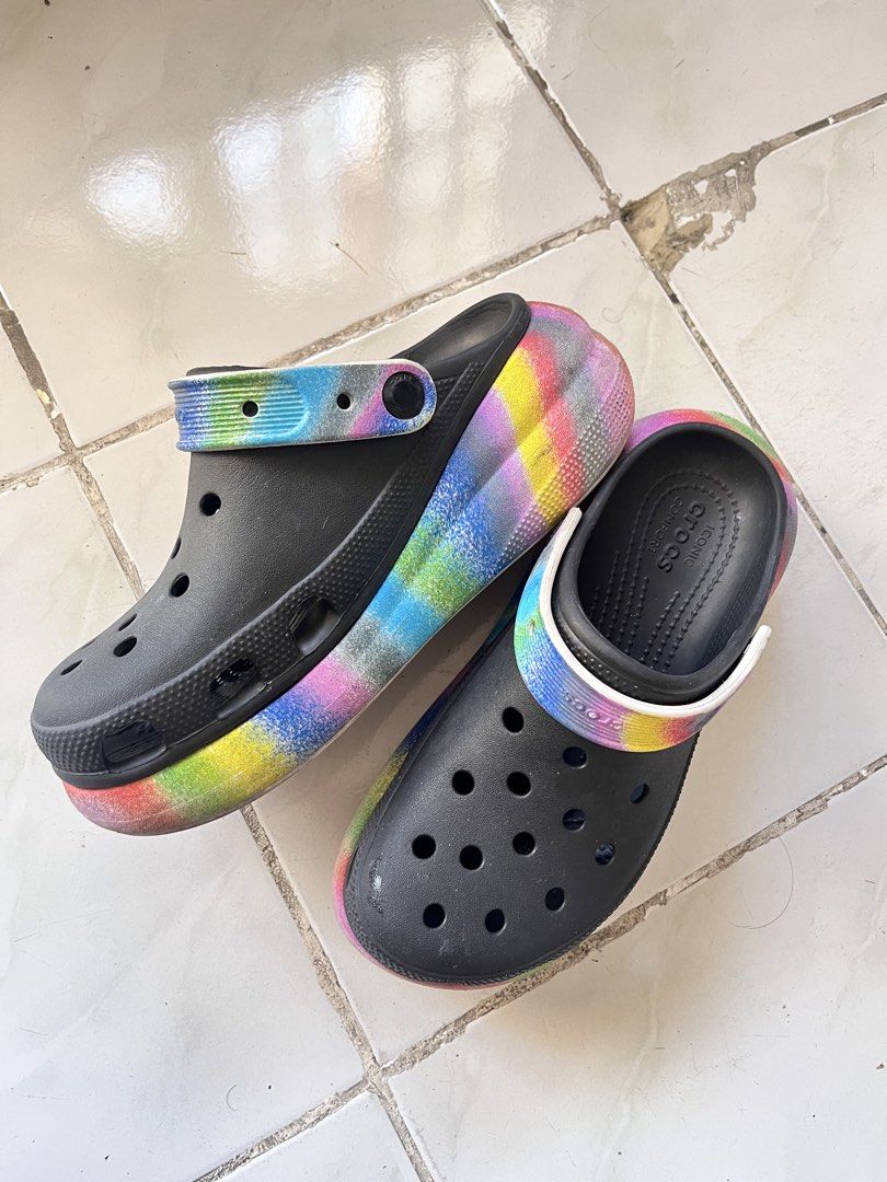 Crocs Classic Crush Spray Dye Clog (Category: Sandals) located in Caloocan City. Submitted by raaaaamu (Listing ID 1461334466, Image 3). Description: 👀 Who’s looking for a pair of Crocs that gives your outfit an instant upgrade? Elevate your everyday fit with these statement-making kicks! Featuring a bold chunky silhouette and a vibrant spray-dye platform, these clogs effortlessly combine height, comfort, and unique streetwear style. Would you r