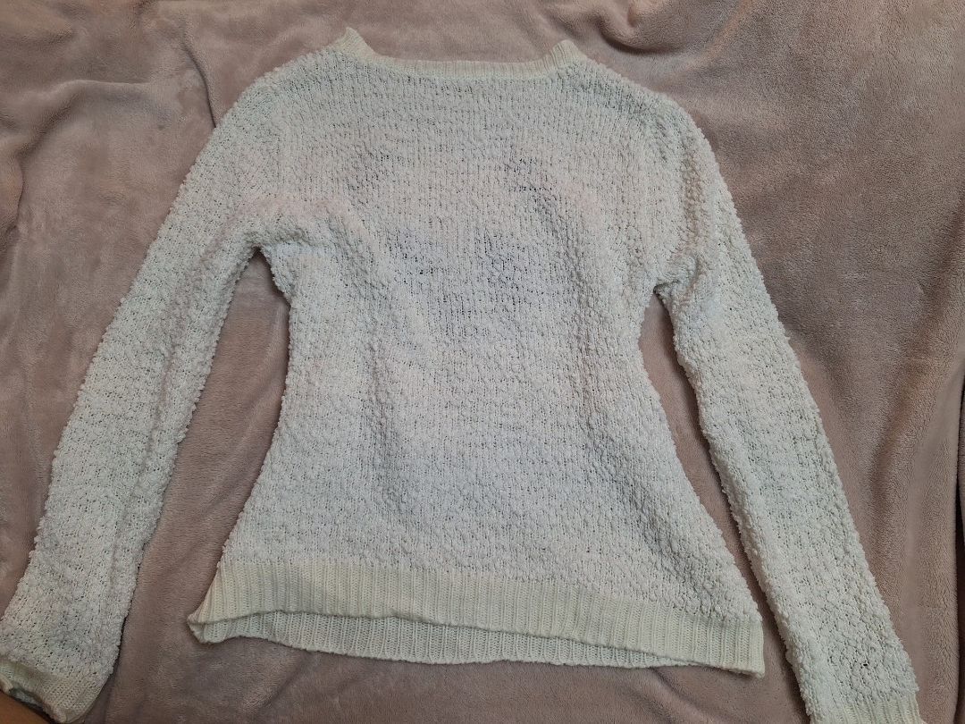 Cute Knitted Cotton White Sweater (Category: Longsleeves) located in Manila. Submitted by mintchocoscoops (Listing ID 1461480386, Image 2). Description: [Check the photos for the fabric details] >thumb holes on the sleeves have been little worn out >Could fit M-L >No other flaws >No stains >Slightly stretch.