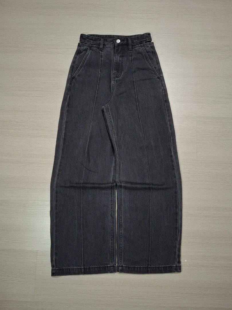 DARK GRAY BAGGY JEANS (Category: Jeans) located in Manila. Submitted by deepsythrift (Listing ID 1461404710, Image 1). Description: DARK GRAY BAGGY JEANS — MEASUREMENT (INCHES) WAIST: 28 LENGTH: 41.5 THIGH: 12.5 LEG OPENING / HEM: 10.5 — MINE: ₽499 — (10/10) EXCELLENT CONDITION MUST HAVE FAV HARD DENIM HEAVY THICK BAGGY — FLAW(S): NONE — NOTES: READ THE THREE PINNED POST MANAGE YOUR EXPECTATIONS COLOR MAY VARY DUE TO LIGHTING — AS ALWAYS, DOING T
