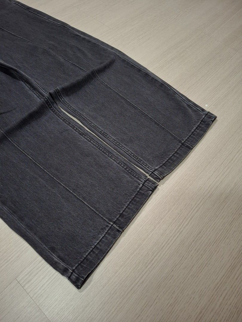 DARK GRAY BAGGY JEANS (Category: Jeans) located in Manila. Submitted by deepsythrift (Listing ID 1461404710, Image 3). Description: DARK GRAY BAGGY JEANS — MEASUREMENT (INCHES) WAIST: 28 LENGTH: 41.5 THIGH: 12.5 LEG OPENING / HEM: 10.5 — MINE: ₽499 — (10/10) EXCELLENT CONDITION MUST HAVE FAV HARD DENIM HEAVY THICK BAGGY — FLAW(S): NONE — NOTES: READ THE THREE PINNED POST MANAGE YOUR EXPECTATIONS COLOR MAY VARY DUE TO LIGHTING — AS ALWAYS, DOING T