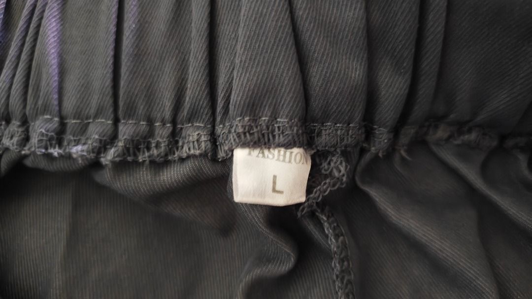 Dark Grey Cargo Pants (Category: Other Bottoms) located in Las Pinas. Submitted by moonryse (Listing ID 1461423735, Image 2). Description: [ITEM DETAILS] * size: L * other details: relaxed baggy silhouette, a high-rise waist with integrated belt loops, a clean front button-and-zipper fly, subtle pleating details at the hips, and prominent mid-thigh utility flap pockets on both sides. * condition: no issuess ! mop: gcash or bank transfer ! mod: jn