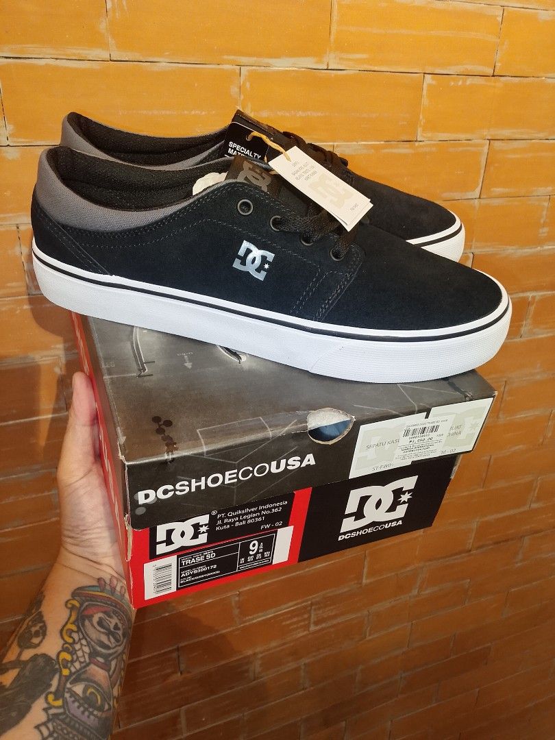 DC Shoes Trase SD Black Grey Size 9 (Category: Sneakers) located in Manila. Submitted by capusojohn43359 (Listing ID 1461363182, Image 1). Description: - DC Shoes Trase SD - Color: Black and Grey - Size: 9 - Includes original box - Ideal for skateboarding and casual wear - Feel free to ask any questions!.