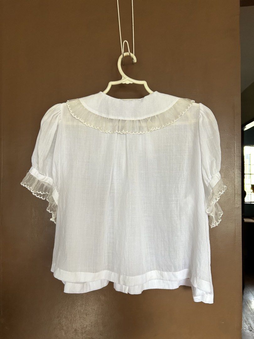 DÔEN Frilly Linen White Top (Category: Blouses) located in Manila. Submitted by anothermanxtreasure (Listing ID 1461397785, Image 2). Description: Authentic Dôen brand Size M In great condition! Retails for 20k ++.
